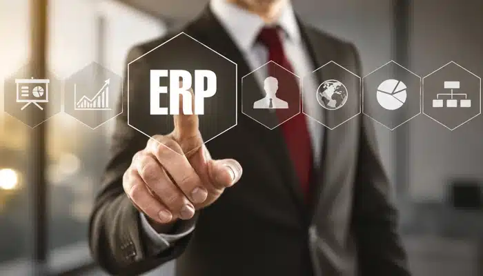 Executivo tocando painel digital com a sigla ERP, representando a integração ERP Consinco VTEX pelo modelo ERP First